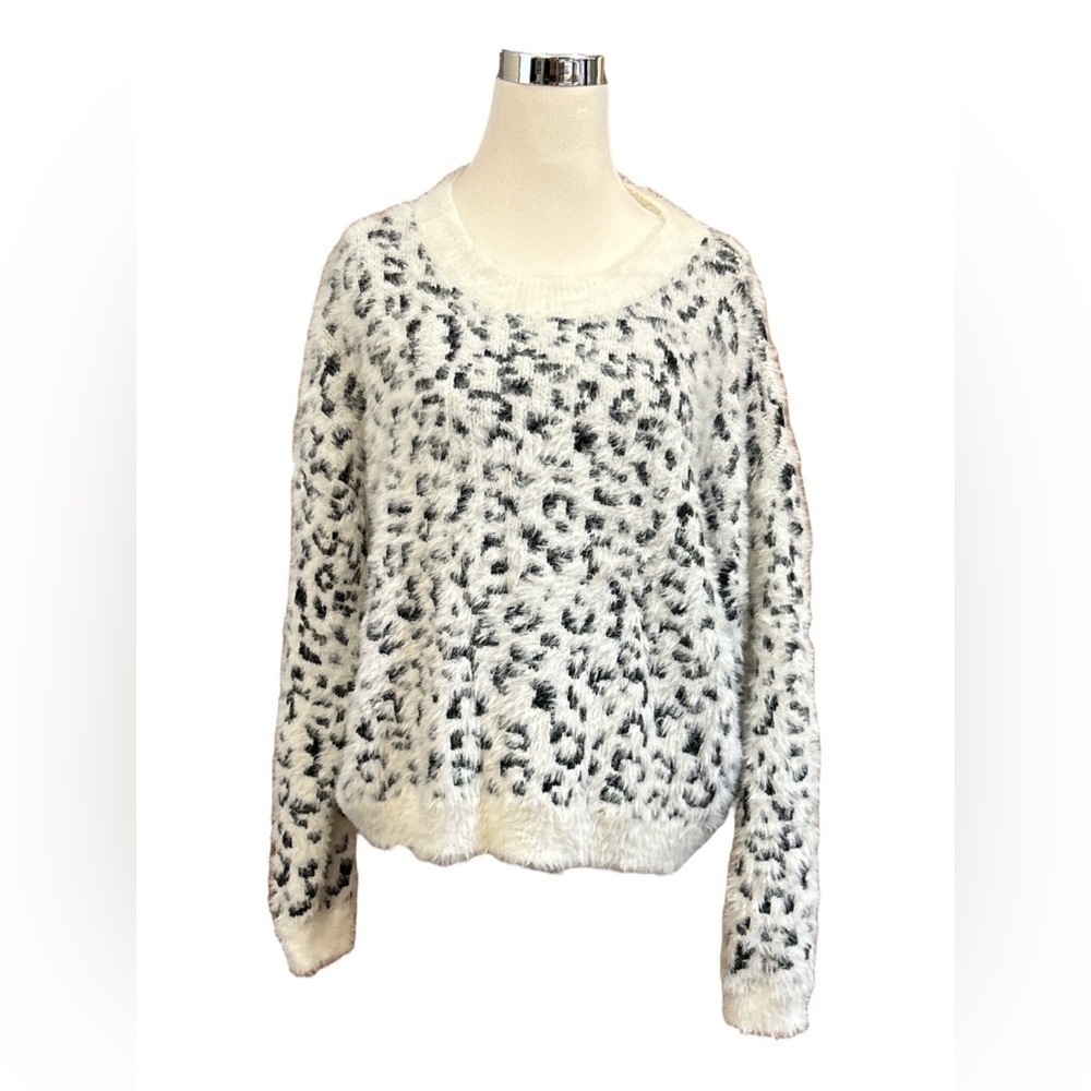 Mi Ami Sweater White Fuzzy Leopard Animal Print Medium Long Sleeve